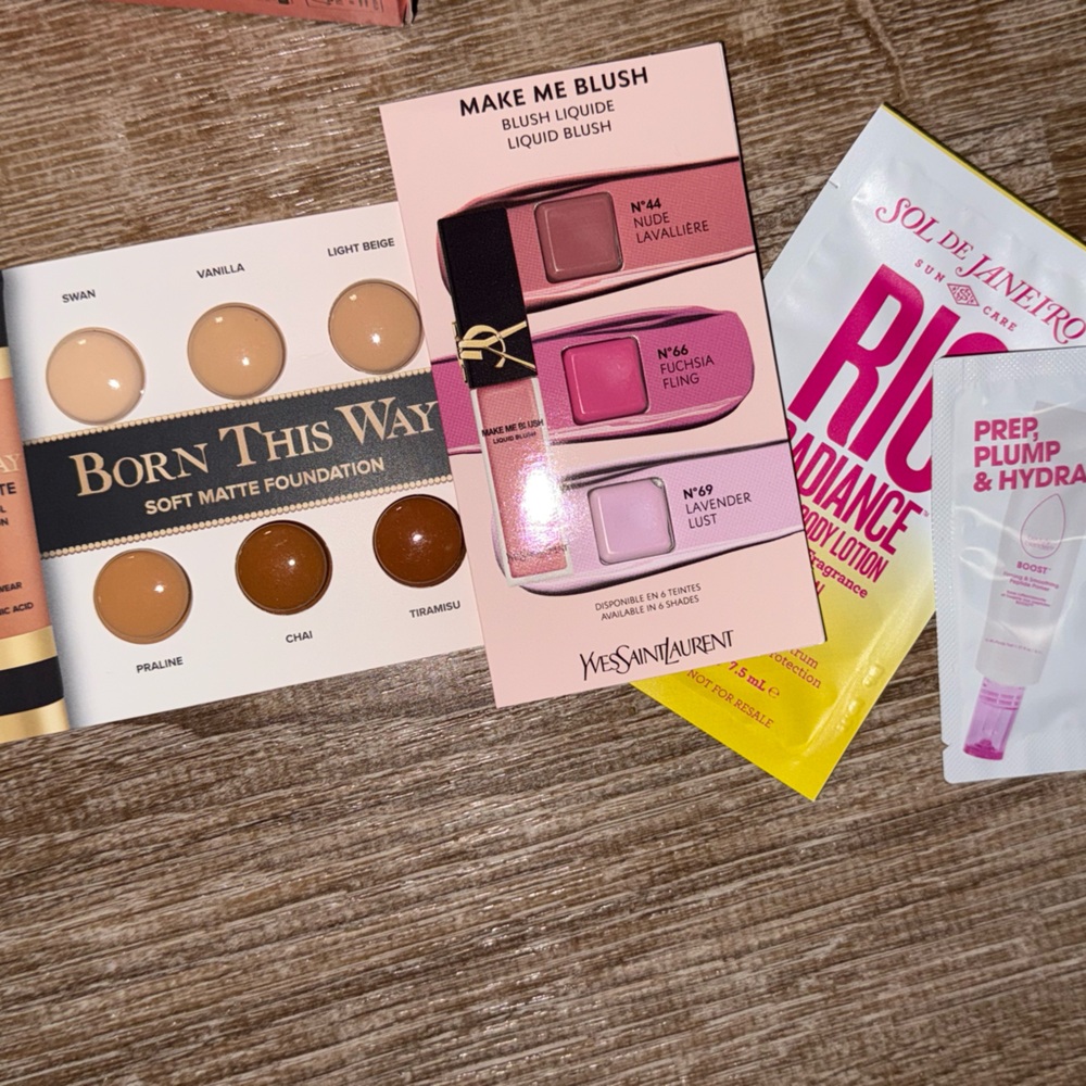 13pc. deluxe sample make up and skin care bundle- NWT - Picture 2 of 3